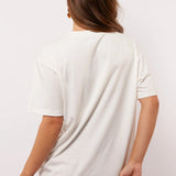 Achteraanzicht van het witte Fluresk Miranda T-shirt zonder print.
