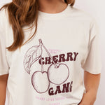Close-up van de ‘Cherry Gang’ print op het Fluresk Miranda T-shirt met kersenillustratie.