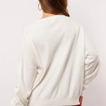 Backview van de losvallende Veraline Sweater in off-white van Fluresk.