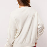 Backview van de losvallende Veraline Sweater in off-white van Fluresk.