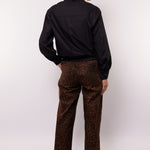 model draagt de franky sweater van heyb club in het lichtblauw