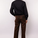 model draagt de franky sweater van heyb club in het lichtblauw