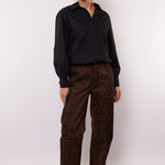 Model draagt de anira pants van fluresk in panterprint.