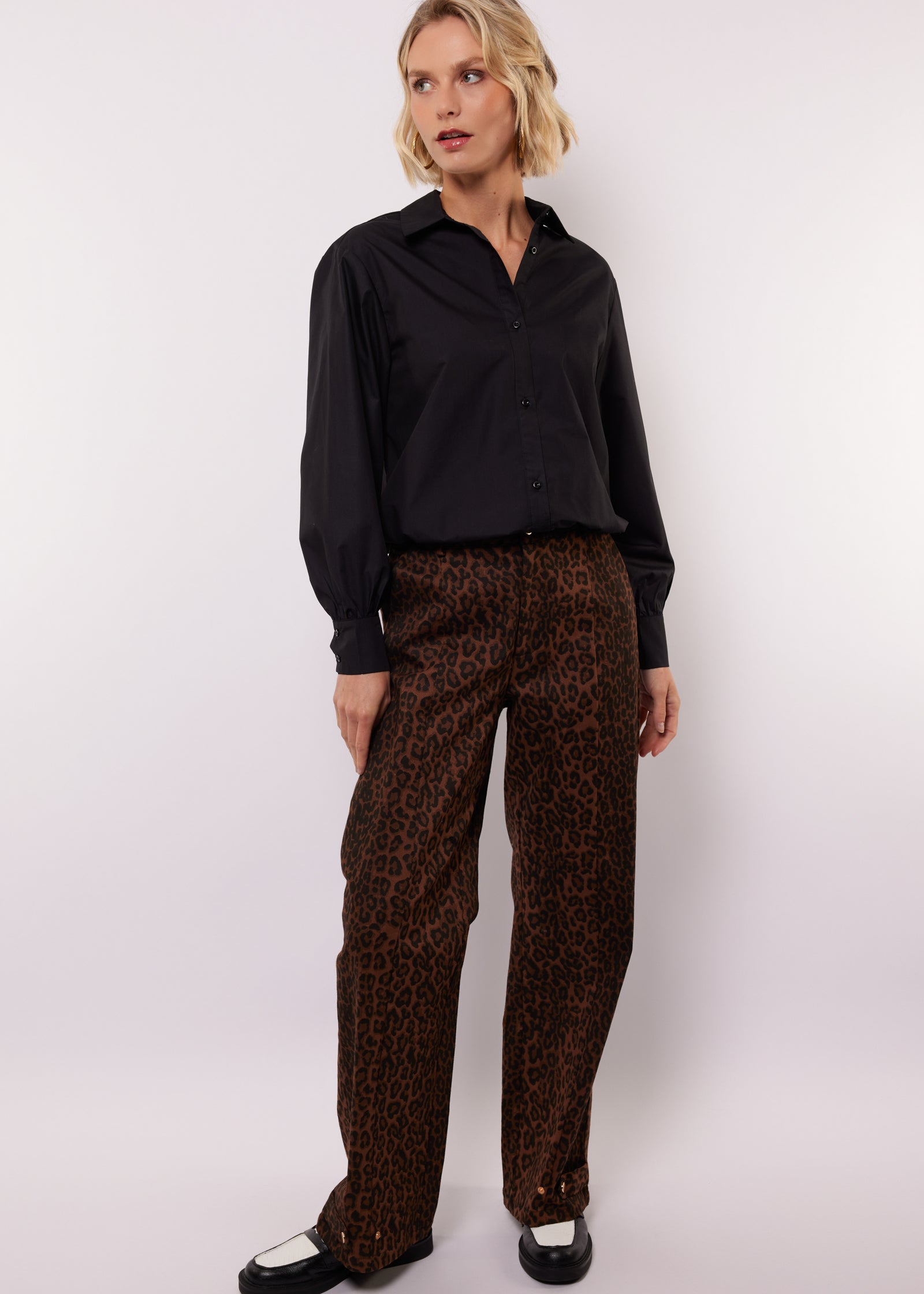 Model draagt de anira pants van fluresk in panterprint.