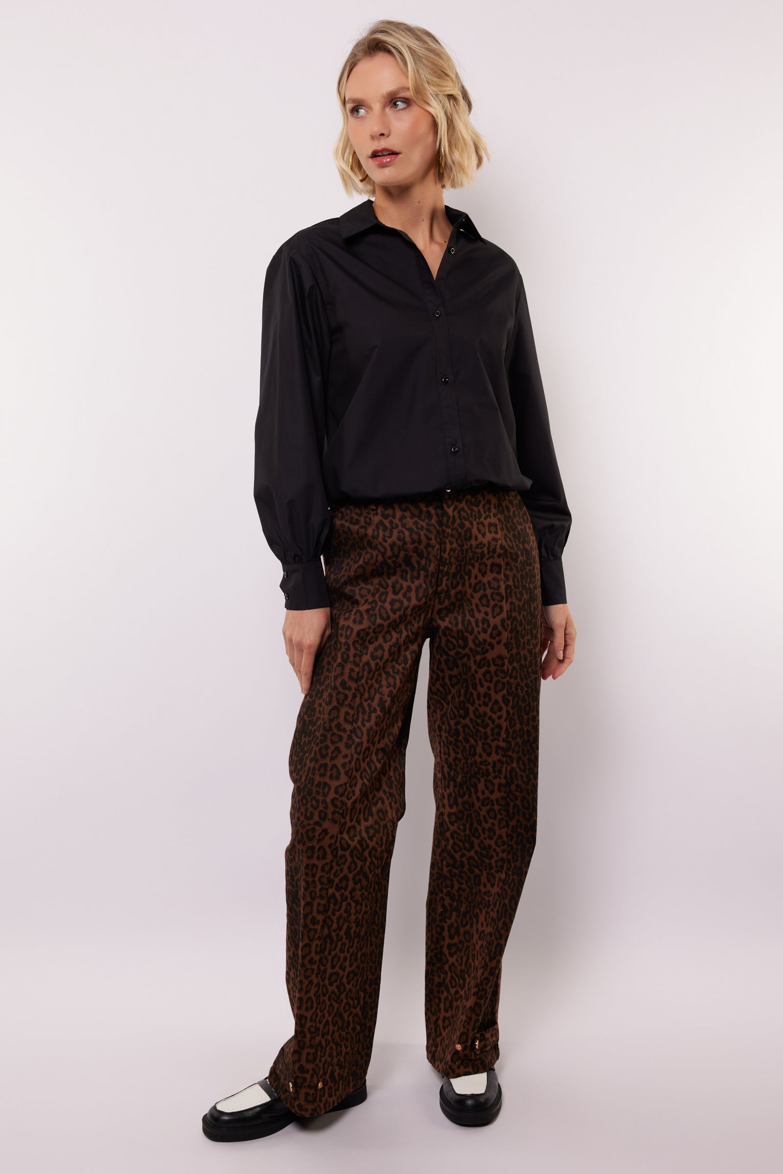 Model draagt de anira pants van fluresk in panterprint.