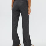 model draagt de ann trousers van heub club met strass steentjes.