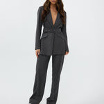 model draagt de ann trousers en de ann blazer van heyb club in grijs met steentjes.