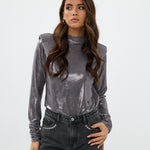 model draagt de nora top in zilver en de vegas jeans van heyb club.