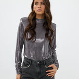 model draagt de nora top in zilver en de vegas jeans van heyb club.