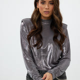 model draagt de nora top in zilver en de vegas jeans van heyb club.