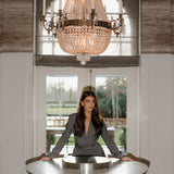 model draagt de Ann Blazer van heyb club in grijs met glitters en ceintuur.