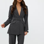 model draagt de Ann Blazer en de Ann trousers van heyb club in grijs met glitters en ceintuur.