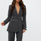 model draagt de Ann Blazer en de Ann trousers van heyb club in grijs met glitters en ceintuur.