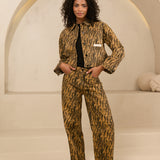 model draagt lofty manner jacket maria en pants uka als co-ord in de kleur.