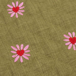 Close up van het robylin jacket van ydence in een groene kleur met rode en roze hartjes.