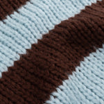 Detailopname van de stof van een gebreide trui in lichtblauw | Ydence Brianna | Jo&Co Club