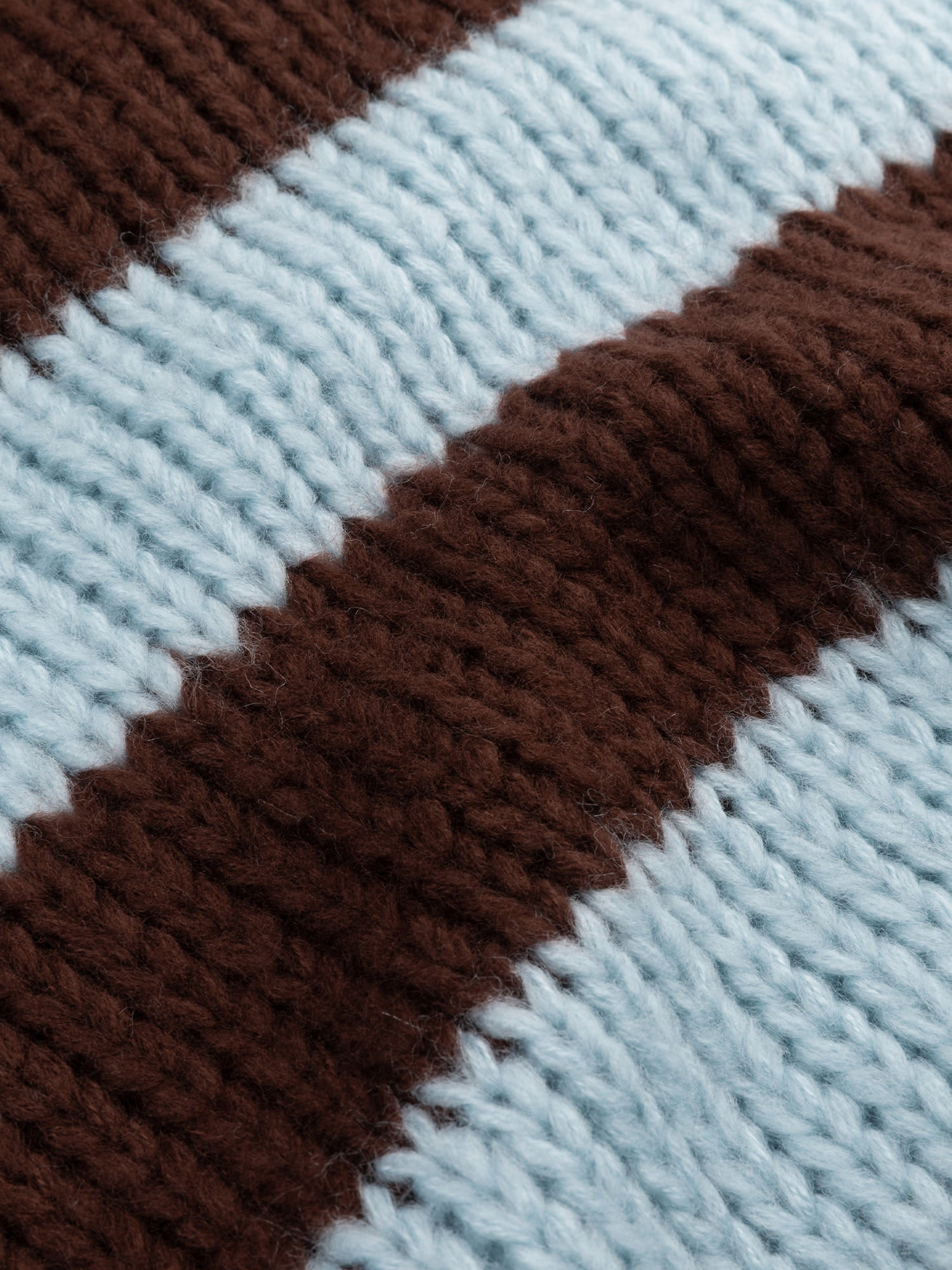 Detailopname van de stof van een gebreide trui in lichtblauw | Ydence Brianna | Jo&Co Club