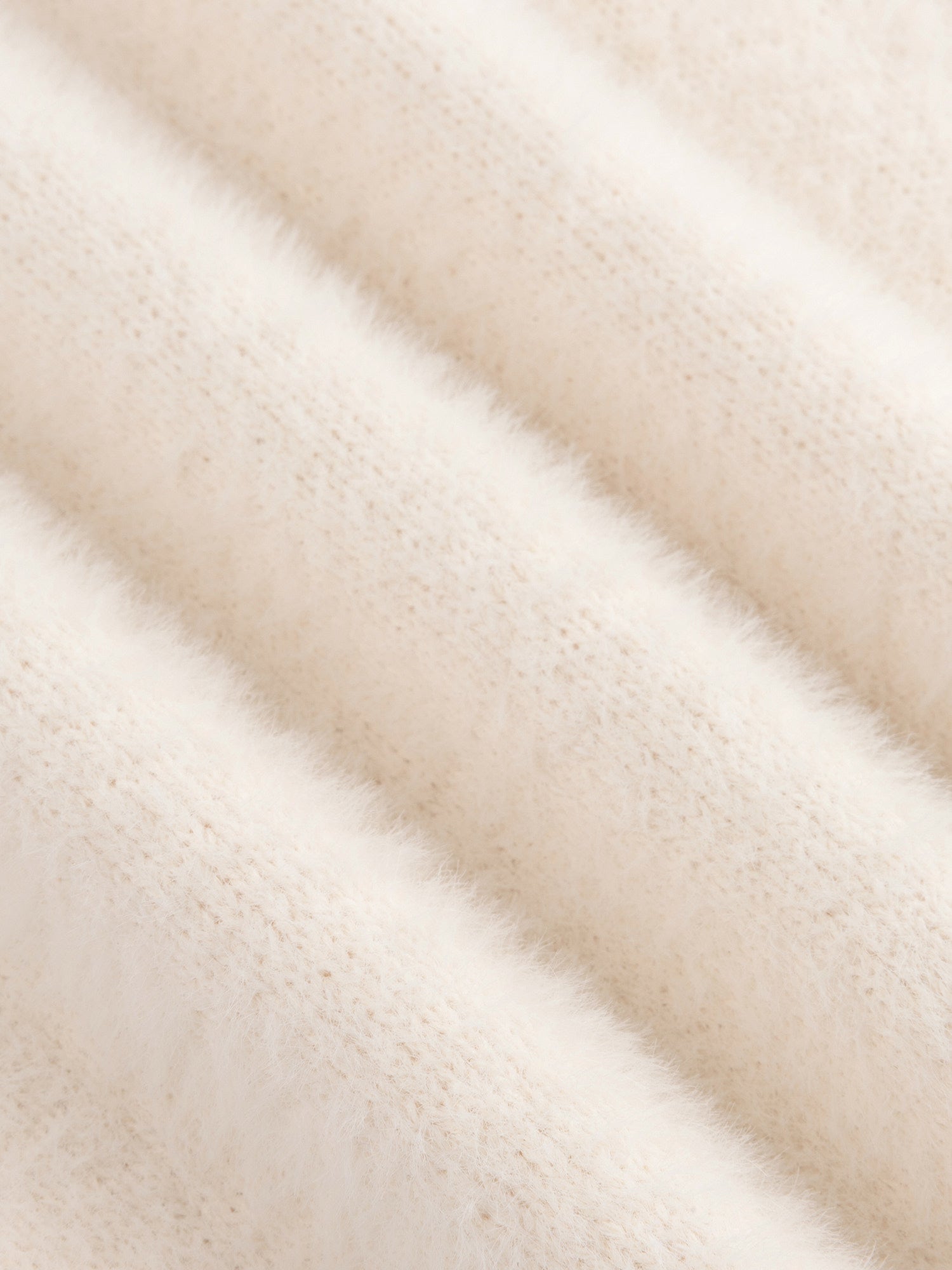 Detailopname van de stof van een gebreide top in ecru | Ydence Mary | Jo&Co Club