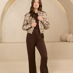 Model foto van het noor jacket van lofty manner in rustige setting, met bruine co-ord set gecombineerd