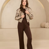 Model foto van het noor jacket van lofty manner in rustige setting, met bruine co-ord set gecombineerd