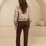Achteraanzicht van het lofty manner noor jacket, gedragen door model met bruine broek.
