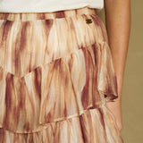 Detail van bruine tie-dye ruffle rok met dubbele volantlaag