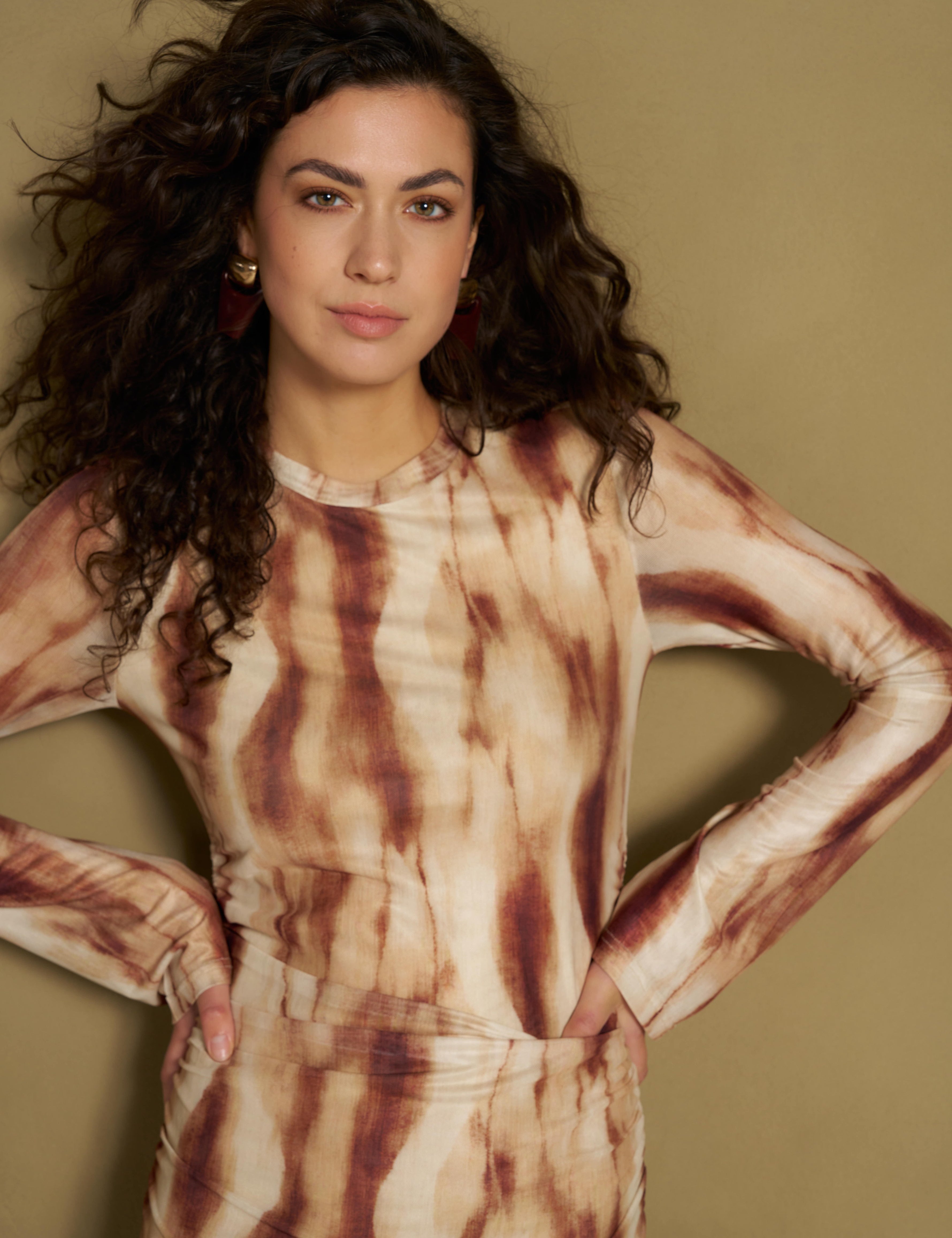 Bruine tie-dye maxi-jurk met taillenaad, detailweergave