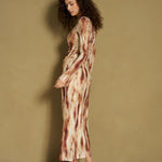 Model in bruine tie-dye maxi-jurk, zijaanzicht