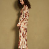 Model in bruine tie-dye maxi-jurk, zijaanzicht