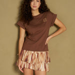 Model in bruine tie-dye ruffle rok met bruine tee
