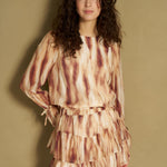 Bruine tie-dye top met lange ballonmouwen en V-hals