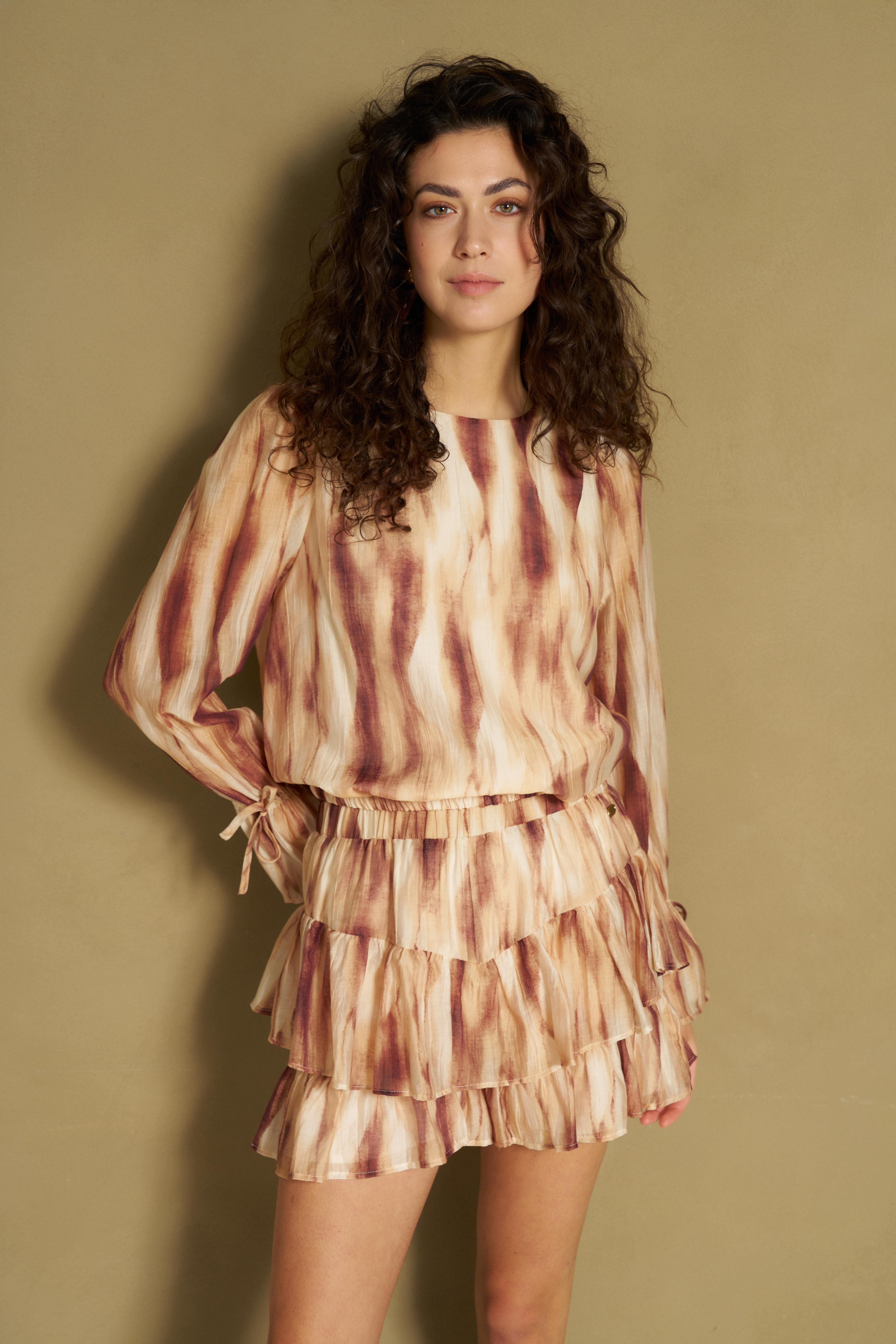 Bruine tie-dye top met lange ballonmouwen en V-hals