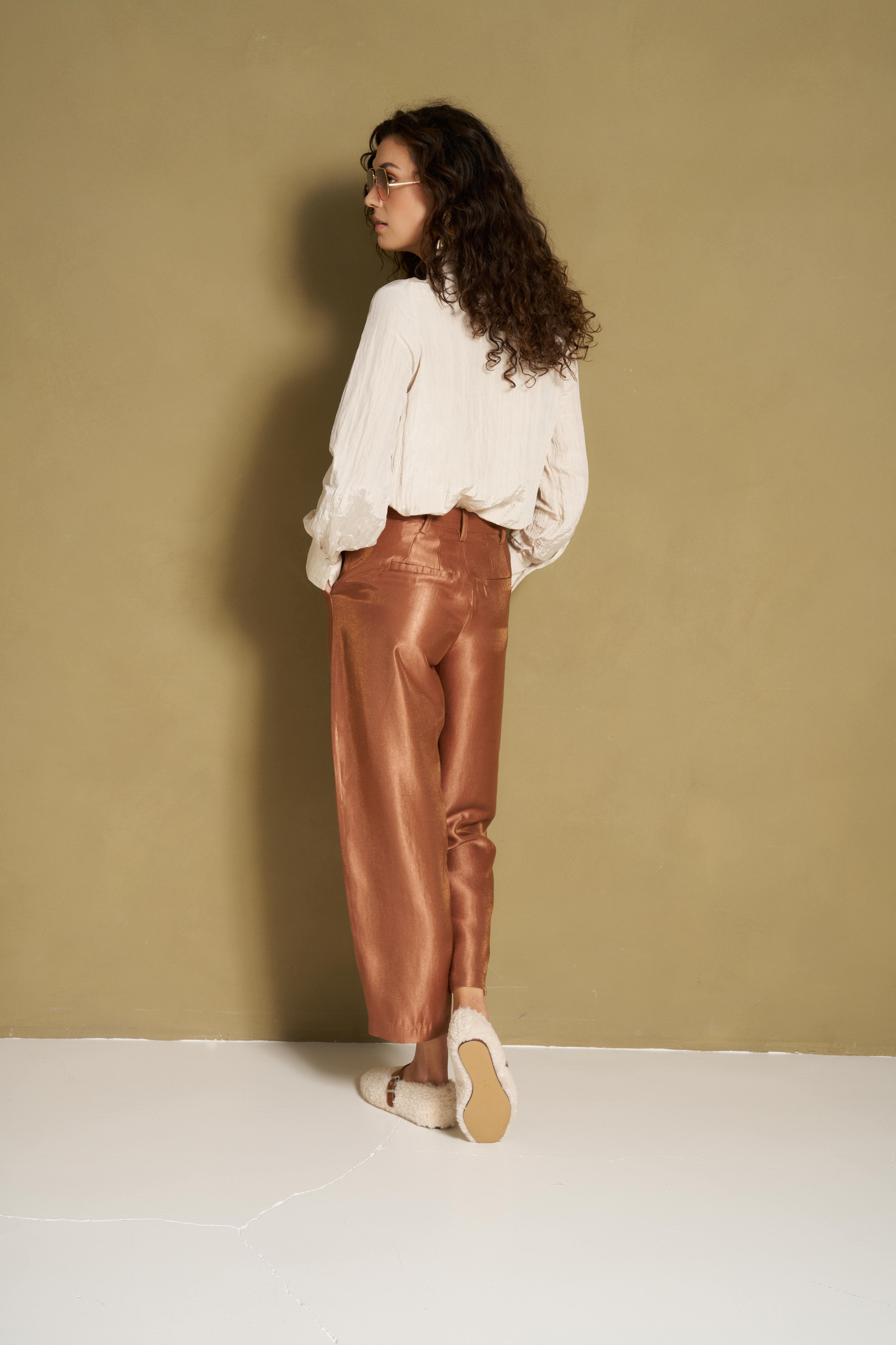 Achterkant van crème blouse met grote kraag en lange mouwen