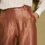 Detail van crème blouse met knoopsluiting en verticale textuur