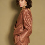 Caramel satijnen blazer met klepzakken, zijaanzicht