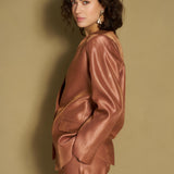 Caramel satijnen blazer met klepzakken, zijaanzicht
