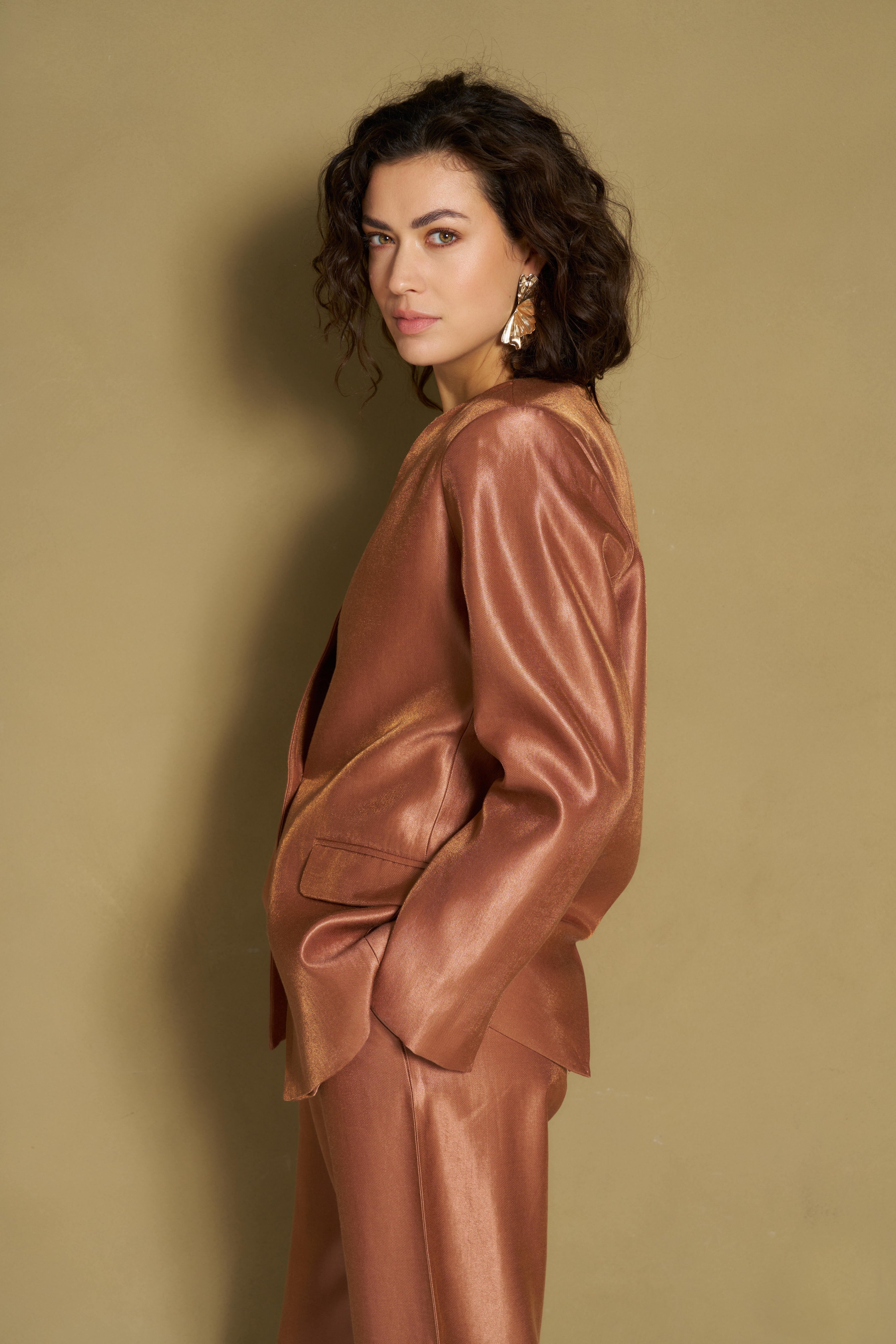 Caramel satijnen blazer met klepzakken, zijaanzicht