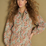 Model in bloemenjacquard jas met kraag en knoopsluiting