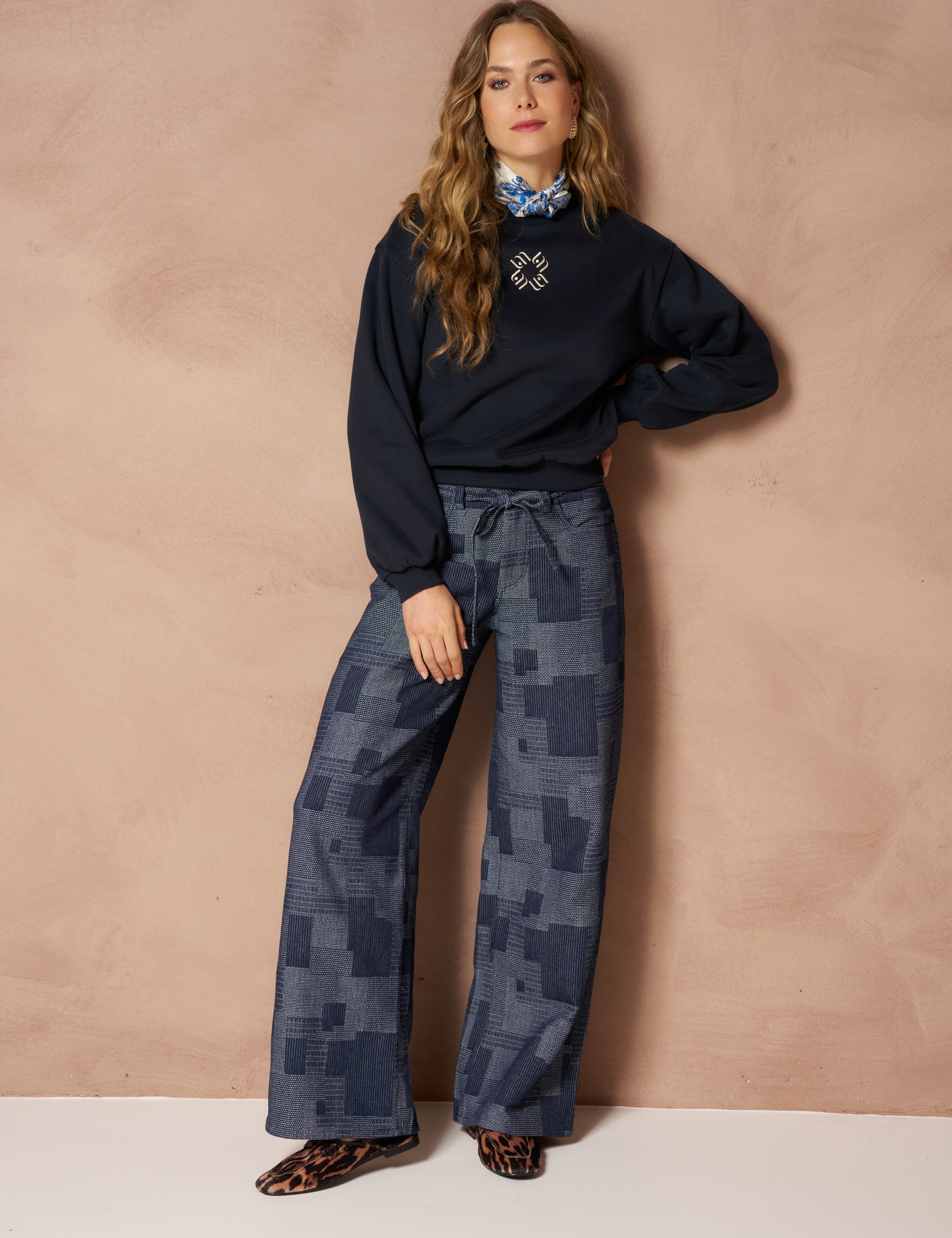 Broeken Inoa - Denim Patchwork Mid Blue – wijde broek met patchwork print | Jo&Co Club