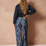 Broeken Inoa - Denim Patchwork Mid Blue – wide-leg jeans met patchwork | Jo&Co Club