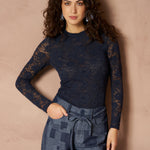 Tops Irea - Classic Lace donkerblauw – Aansluitende kanten top met opstaande kraag | Jo&Co Club