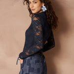 Tops Irea - Classic Lace donkerblauw – aansluitende top met lange mouwen van bloemenkant | Jo&Co Club