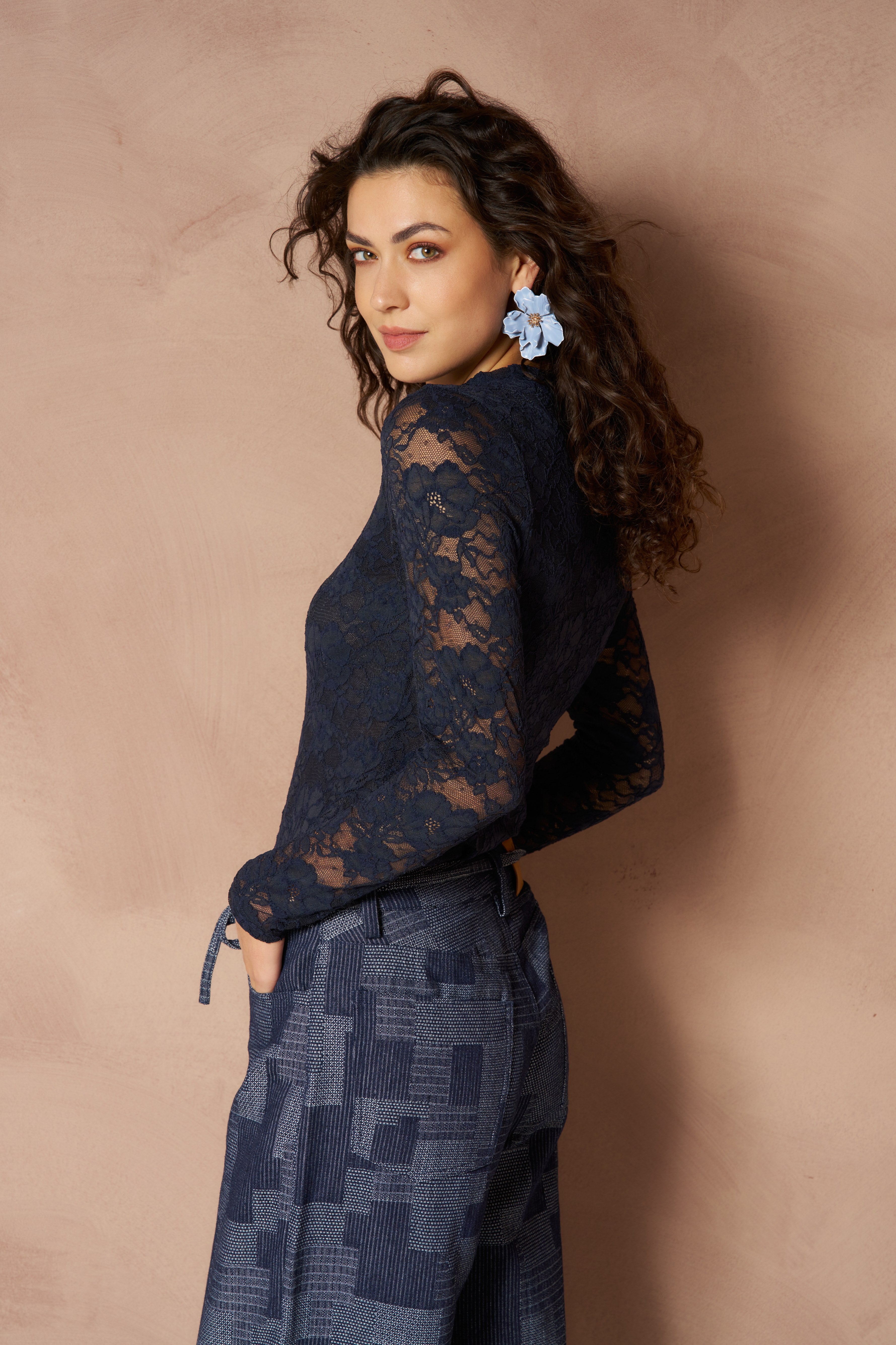 Tops Irea - Classic Lace donkerblauw – aansluitende top met lange mouwen van bloemenkant | Jo&Co Club
