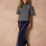 Tops Imma - Boxy Regular donkerblauw – gestreepte boxy top met embleem | Jo&Co Club