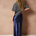 Top Imma - Boxy Regular gestreept – T-shirt met navy strepen, achteraanzicht op model | Jo&Co Club