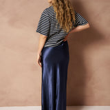 Top Imma - Boxy Regular gestreept – T-shirt met navy strepen, achteraanzicht op model | Jo&Co Club