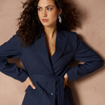 Blazer Ilana - Pinstripe Tailored Donkerblauw – Getailleerde krijtstreep blazer met strikceintuur | Jo&Co Club