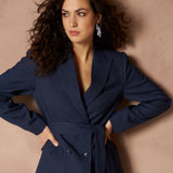 Blazer Ilana - Pinstripe Tailored Donkerblauw – Getailleerde krijtstreep blazer met strikceintuur | Jo&Co Club