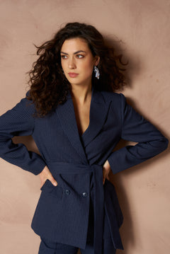 Blazer Ilana - Pinstripe Tailored Donkerblauw – Getailleerde krijtstreep blazer met strikceintuur | Jo&Co Club