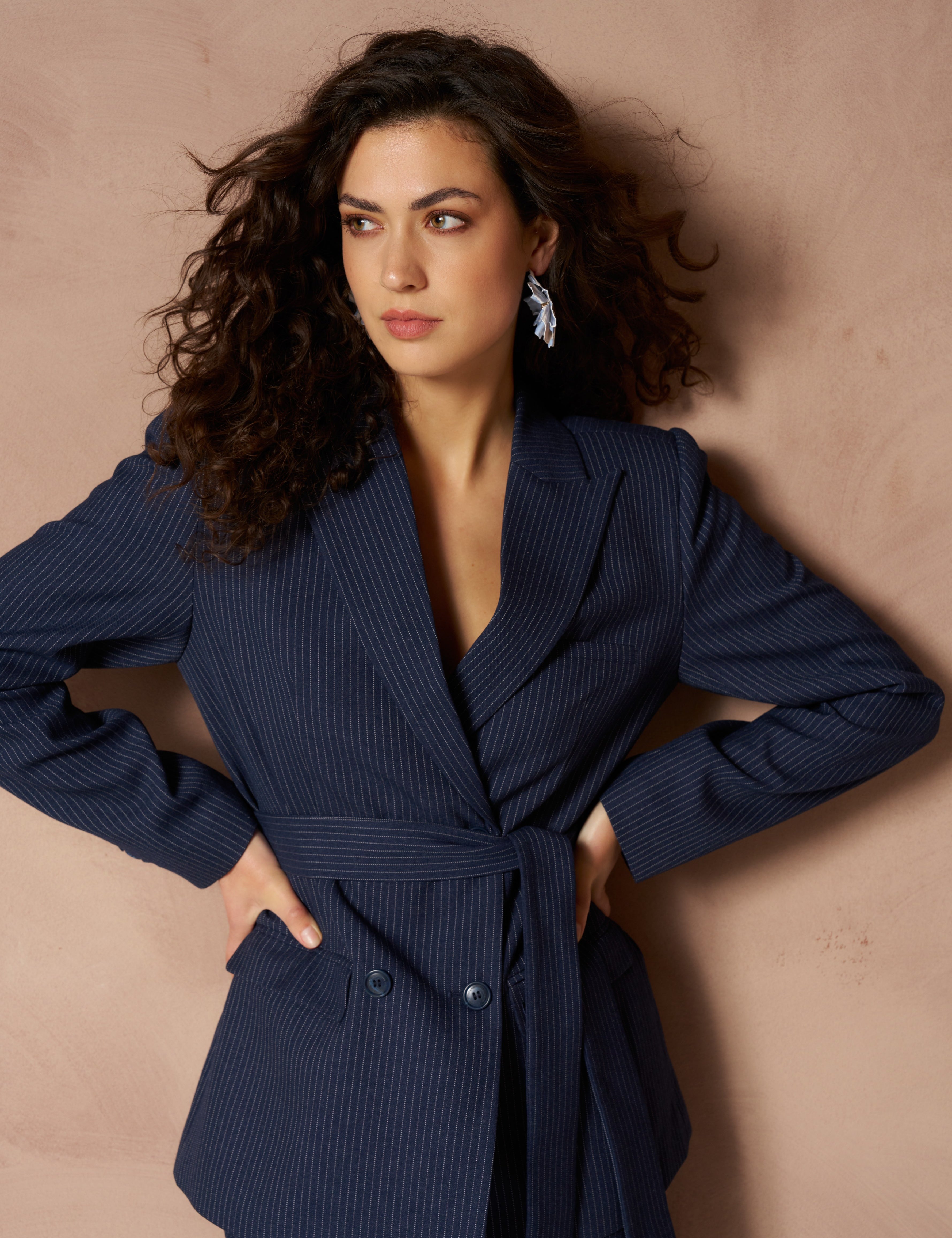 Blazer Ilana - Pinstripe Tailored Donkerblauw – Getailleerde krijtstreep blazer met strikceintuur | Jo&Co Club